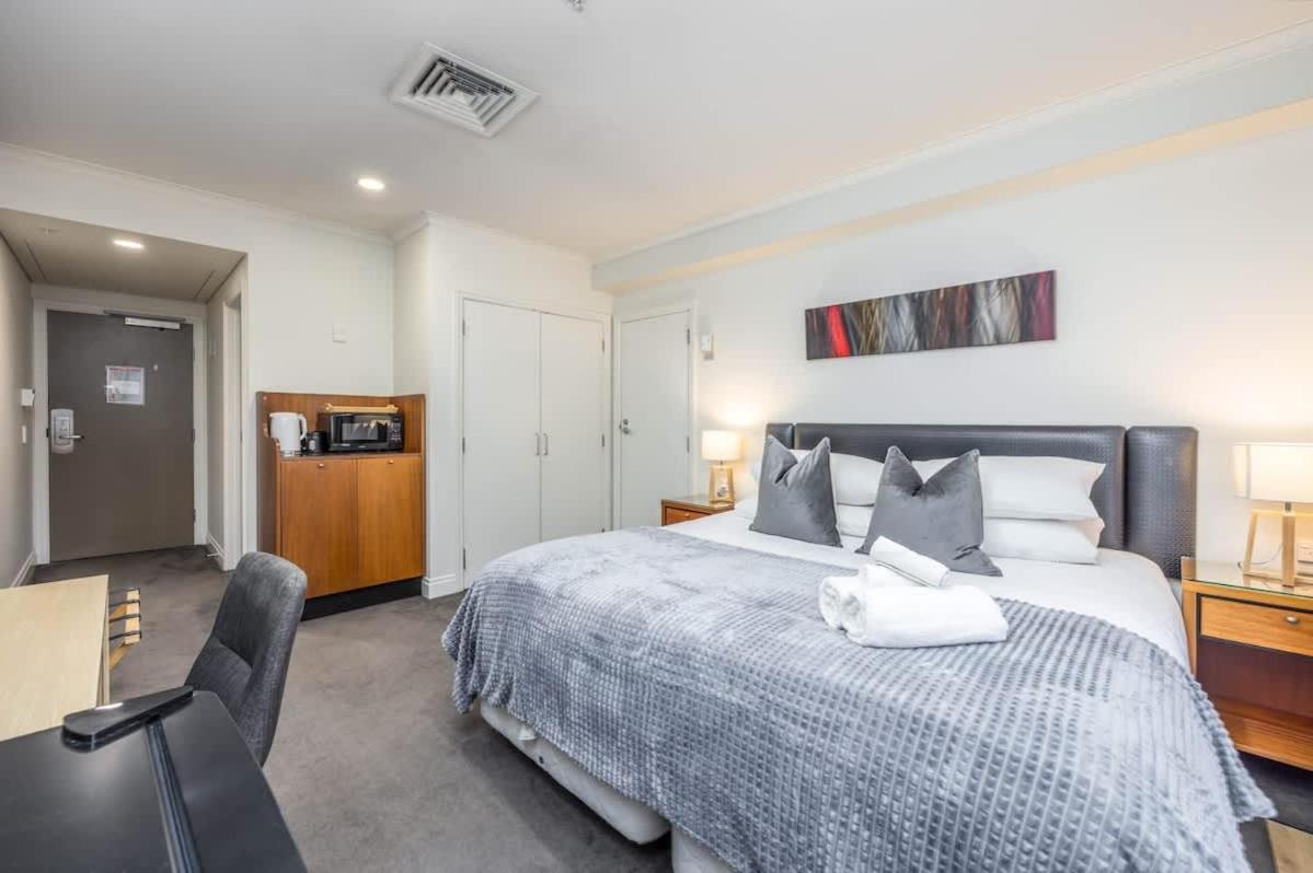 Apartment Highrise W/ Ac, Pool & Gym In Cbd